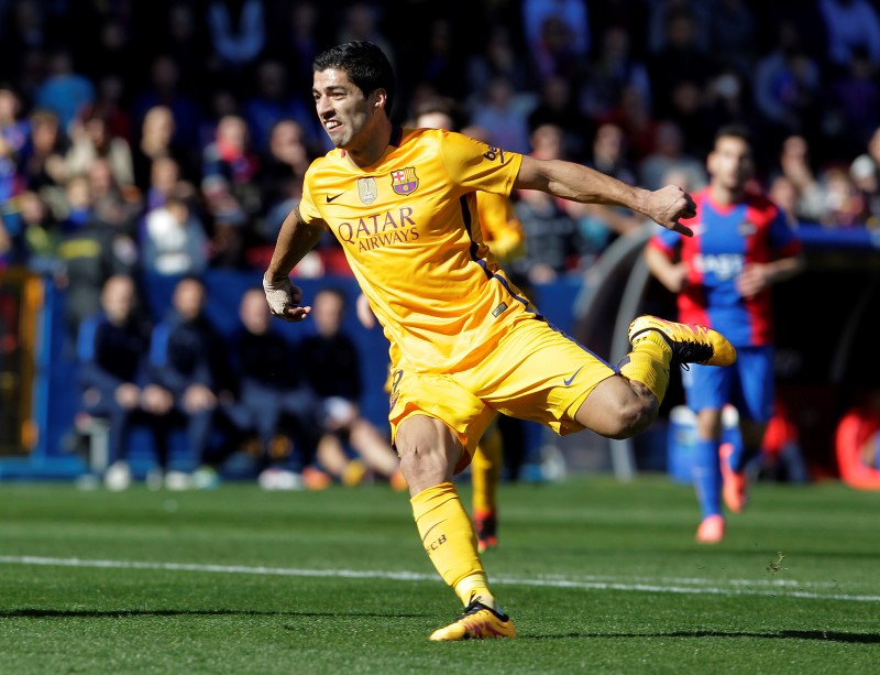 © Reuters. El Barcelona vence al Levante y mantiene su ventaja como líder de la Liga
