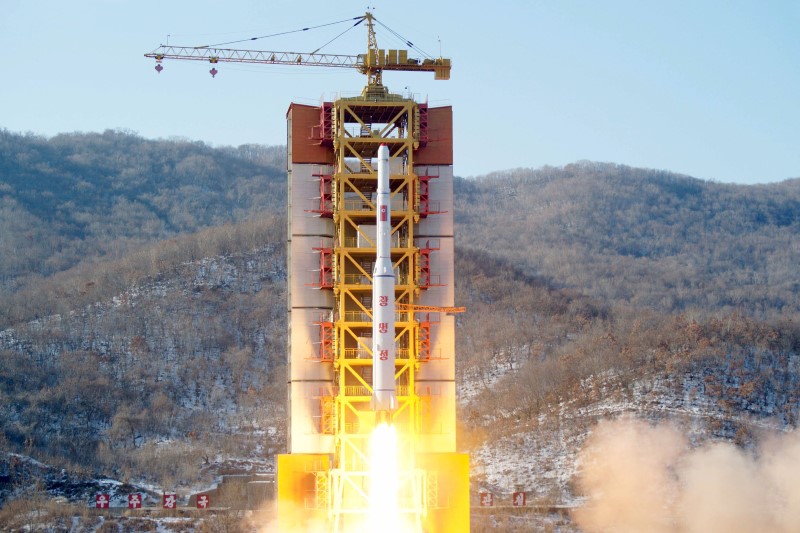 © Reuters. A North Korean long-range rocket is launched into the air at the Sohae rocket launch site, North Korea