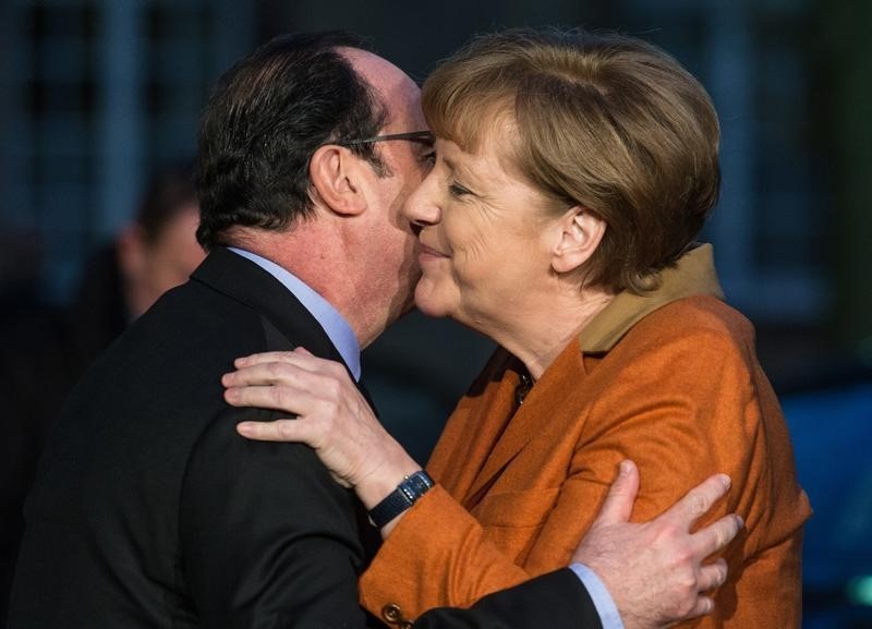 © Reuters. Hollande y Merkel remarcan que UE debe dar una solución a crisis migratoria