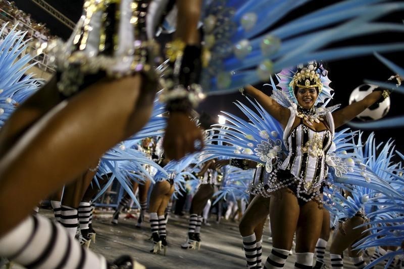 © Reuters. Brasil sigue celebrando el Carnaval pese a la alerta por el virus de Zika