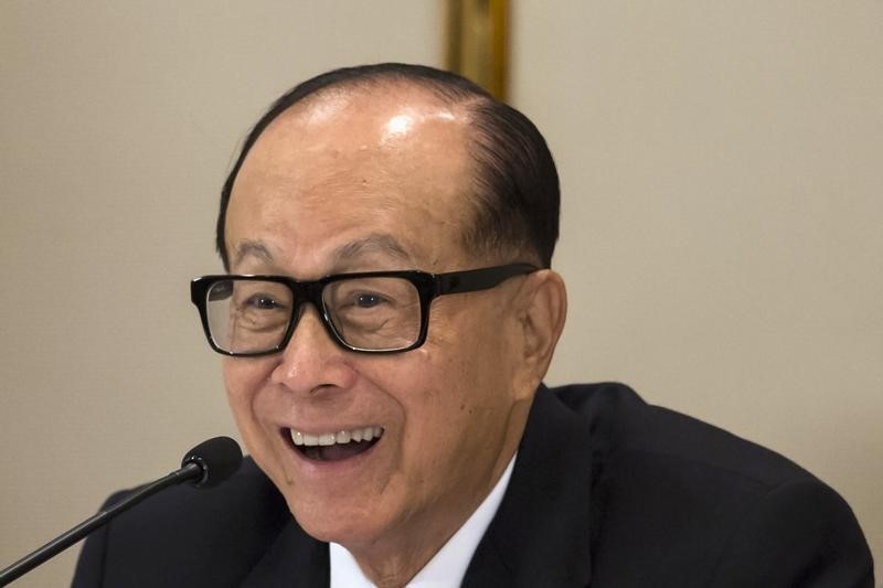 © Reuters. Hong Kong tycoon Li reacts during a news conference in Hong Kong