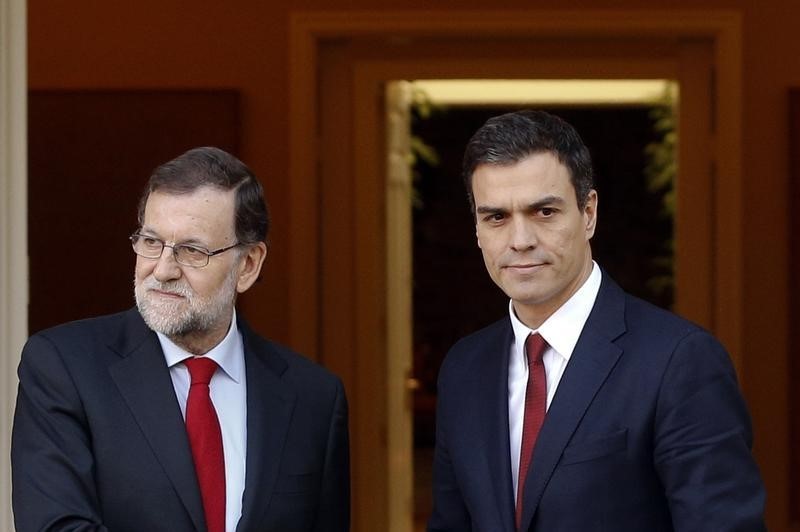 © Reuters. Sánchez propone a Rajoy reunirse el miércoles 