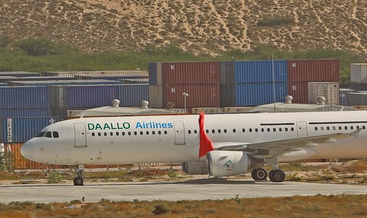 © Reuters. An aircraft belonging to Daallo Airlines is parked at the Aden Abdulle international airport after making an emergency landing following an explosion inside the plane in Somalia's capital Mogadishu,