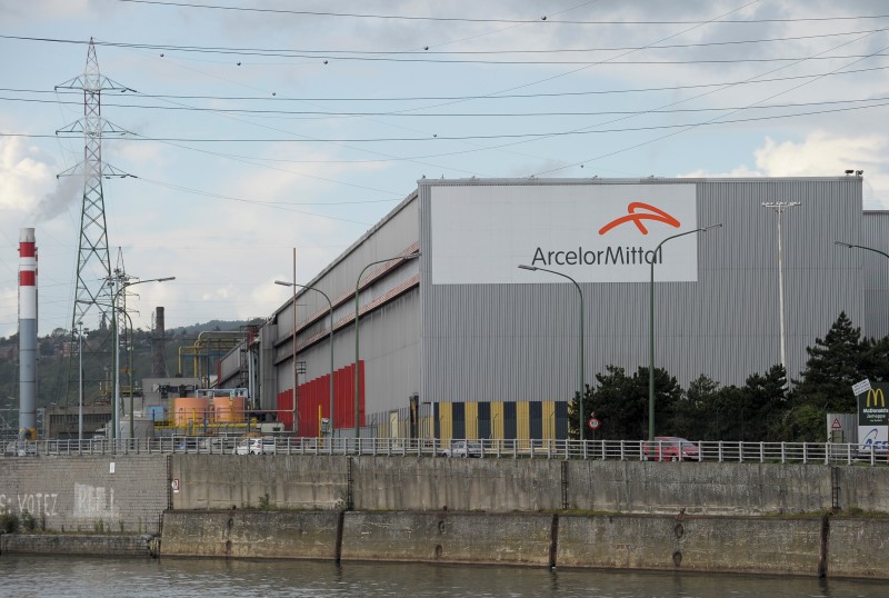 © Reuters. ARCELORMITTAL ET LE CAC 40 DANS LE ROUGE À LA BOURSE DE PARIS À MI-SÉANCE