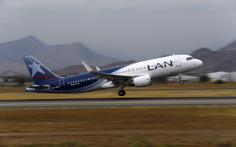 © Reuters. A LAN Airlines plane takes off at Santiago International Airport