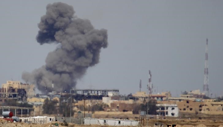 © Reuters. مسؤول أمريكي: الضربات الجوية تجبر الدولة الاسلامية على خفض رواتب مقاتليها