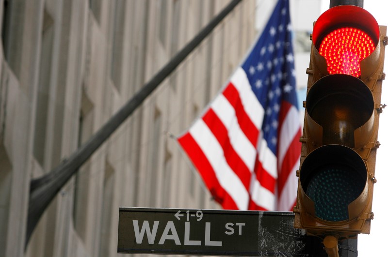 © Reuters. WALL STREET RECULE ENCORE DANS UN MARCHÉ FÉBRILE