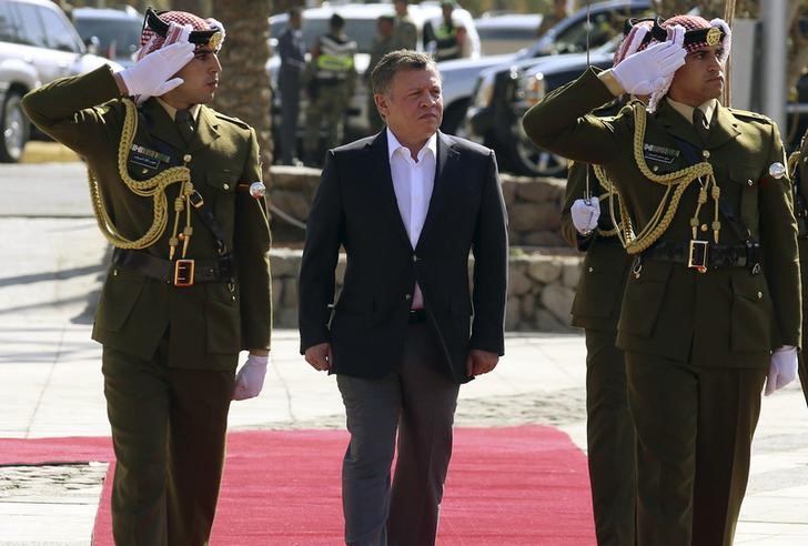 © Reuters. Jordan's King Abdullah reviews an honour guard during a celebration to mark the centennial of the Arab Revolt against the region's then ruling Ottoman Turks, in Jordan's Red Sea port of Aqaba