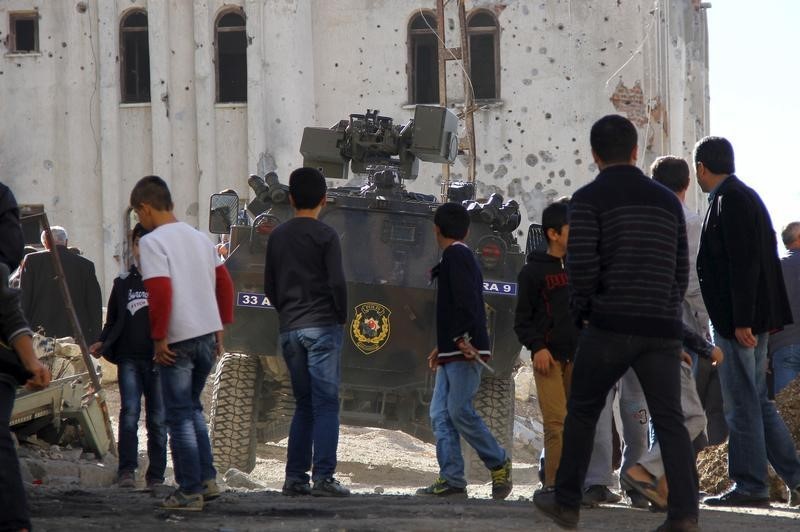© Reuters. مقتل عشرات في اشتباكات بجنوب شرق تركيا