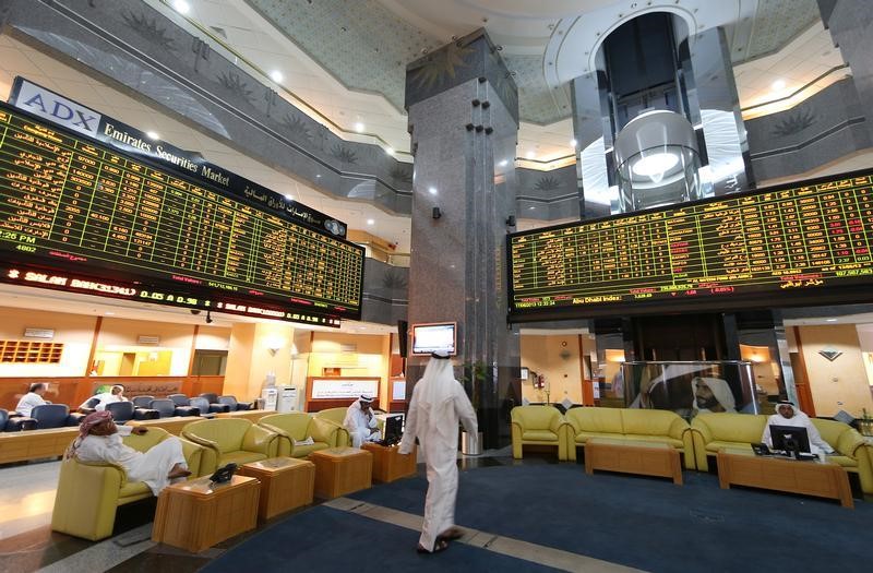 © Reuters. المستثمرون المحليون يرفعون البورصات الرئيسية والبنوك تهبط بأبوظبي