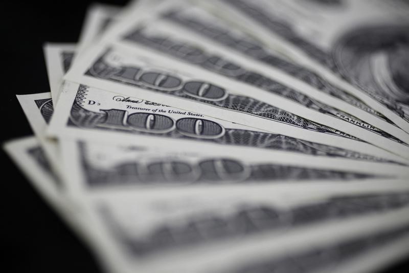 © Reuters. الدولار يتراجع لأدنى مستوياته في 15 شهرا مقابل الين