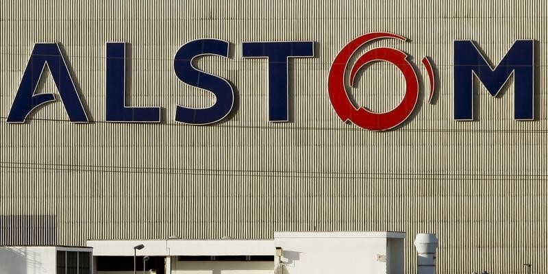 © Reuters. The logo of French engineering group Alstom is seen at its plant in the town of Birr