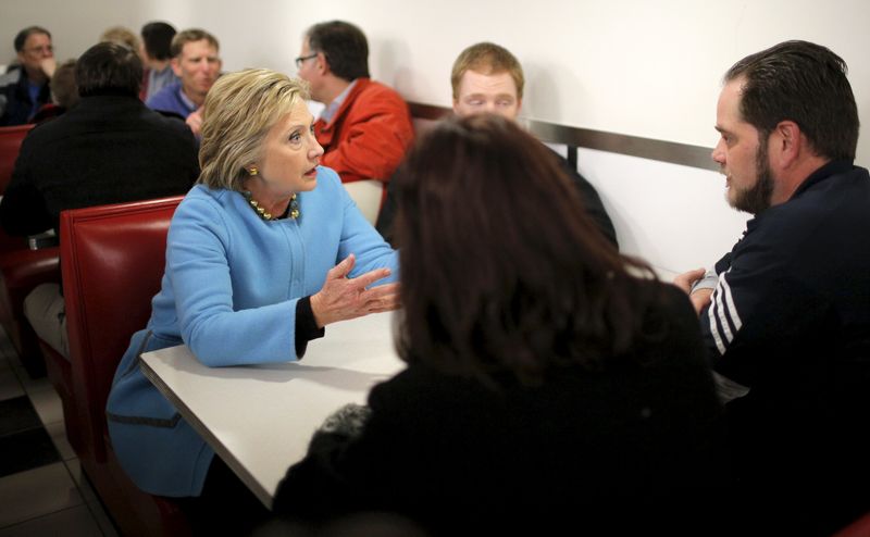 © Reuters. U.S. Democratic presidential candidate Hillary Clinton visits with employees during a campaign stop at Velcro Companies in Manchester