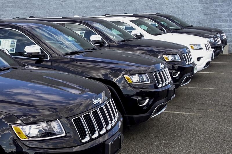 © Reuters. 2015 Jeep Grand Cherokee are exhibited on a car dealership in New Jersey