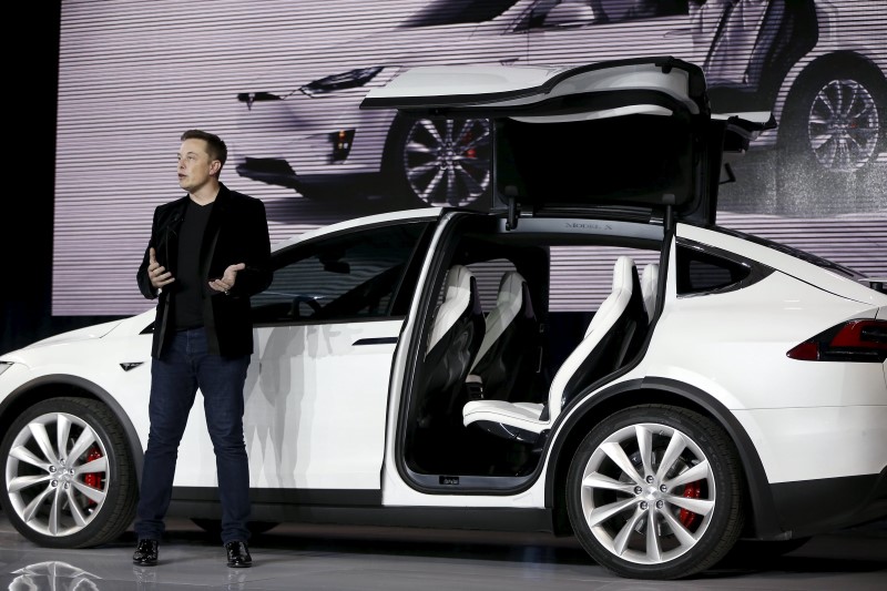 © Reuters. Tesla Motors CEO Elon Musk introduces the falcon wing door on the Model X electric sports-utility vehicles during a presentation in Fremont