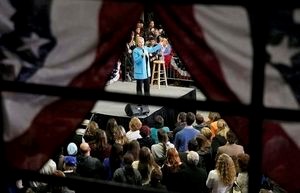 © Reuters. Clinton estudia cambios en equipo de campaña ante posible derrota en Nuevo Hampshire