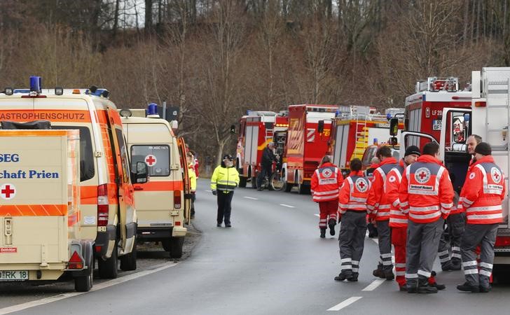 © Reuters. الشرطة الألمانية: مقتل أربعة وإصابة 150 في حادث تصادم قطارين