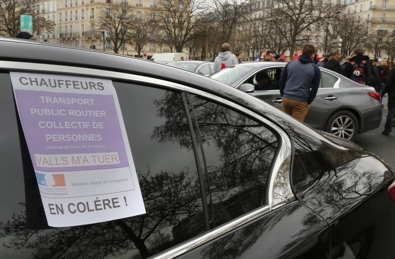 © Reuters. SUSPENSION DU SERVICE UBER PAR SOLIDARITÉ AVEC LES CHAUFFEURS DE VTC