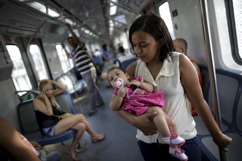 © Reuters. Luana Vieira, 4 months, who was born with microcephaly, is held by her mother Rosana Vieira Alves as they ride the subway after a doctor's appointment in Recife