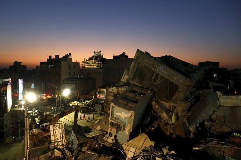 © Reuters. اعتقال مطور برج تاينان في تايوان بعد انهياره خلال زلزال
