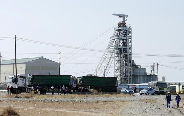 © Reuters. Workers leave Lonmin's Karee mine at the end of their shift, outside Rustenburg, northwest of Johannesburg 