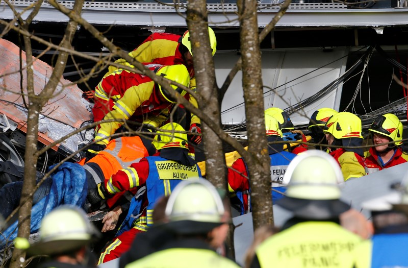 © Reuters. Aumenta a nueve la cifra de muertos en un accidente ferroviario en Alemania