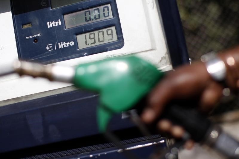 © Reuters. An attendant prepares to refuel a car at a petrol station in downtown Rome