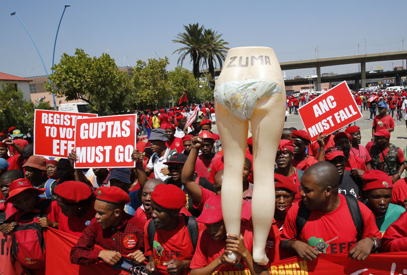 © Reuters. Members of the Economic Freedom Fighters gather to march to South Africa's constitutional court in Johannesburg