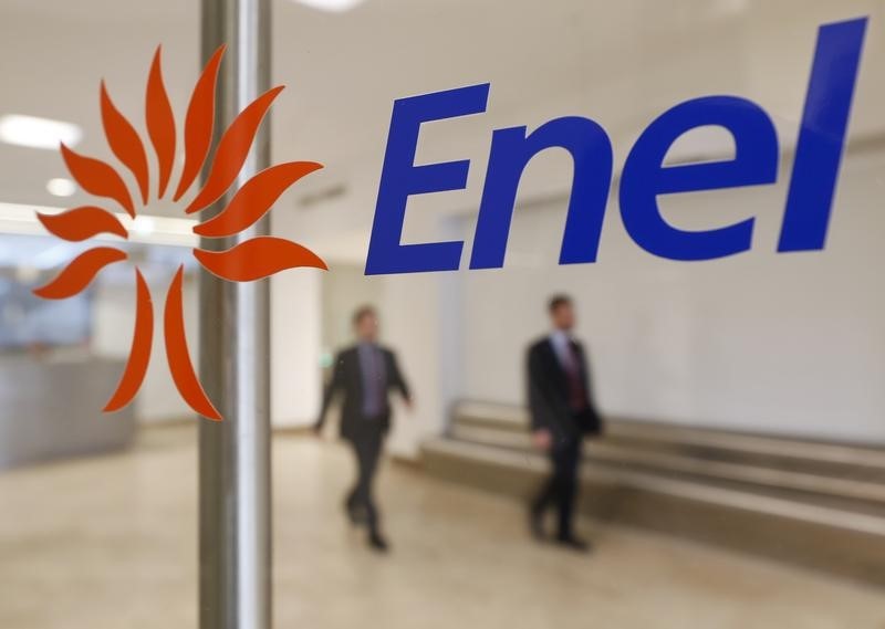 © Reuters. People walk past the logo of Italy's biggest utility Enel at their Rome headquarter