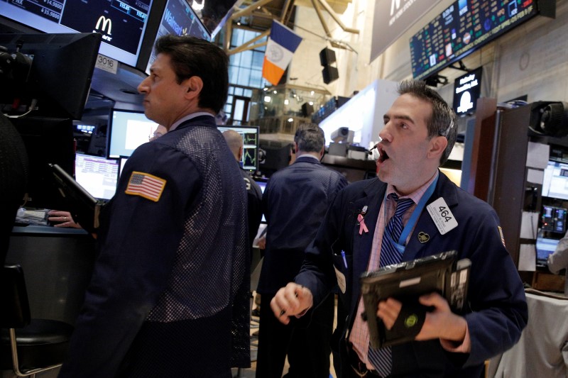 © Reuters. Traders work on the floor of the NYSE 