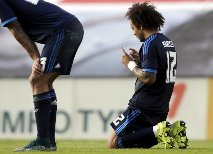 © Reuters. Marcelo se perderá el partido de ida contra el AS Roma tras lesionarse el hombro