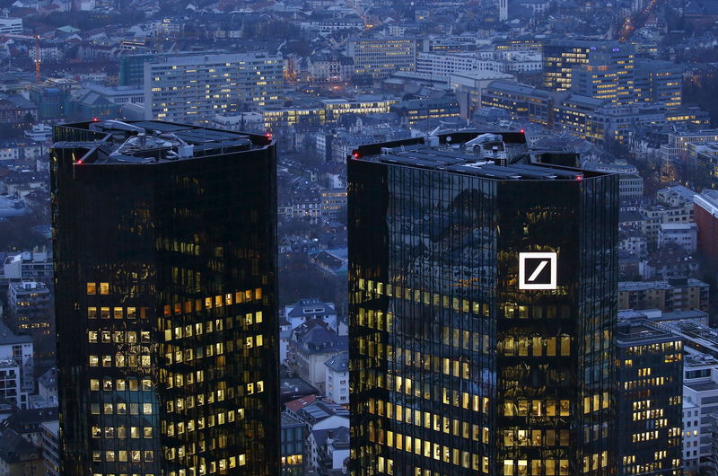 © Reuters. The headquarters of Germany's Deutsche Bank is photographed early evening in Frankfurt