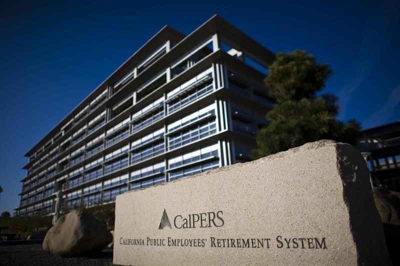 © Reuters. The headquarters of Calpers, the largest U.S. public pension fund, is seen in Sacramento