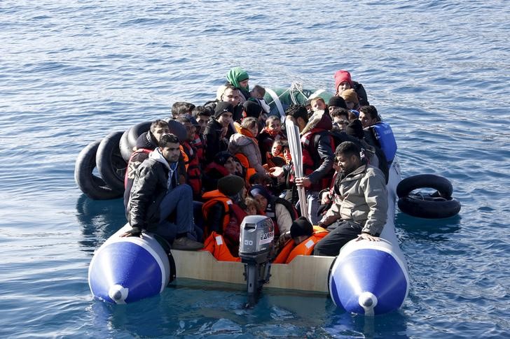 © Reuters. Refugees and migrants are seen on a dinghy as they approach the Ayios Efstratios Coast Guard vessel, during a rescue operation at open sea between the Turkish coast and the Greek island of Lesbos