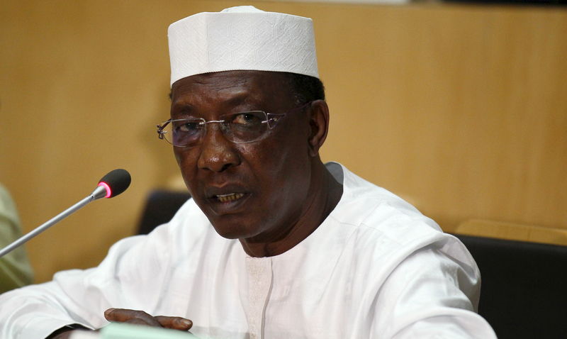 © Reuters. Chadian President Deby addresses a news conference at the close of the 26th Ordinary Session of the Assembly of the African Union at the AU headquarters in Ethiopia's capital Addis Ababa