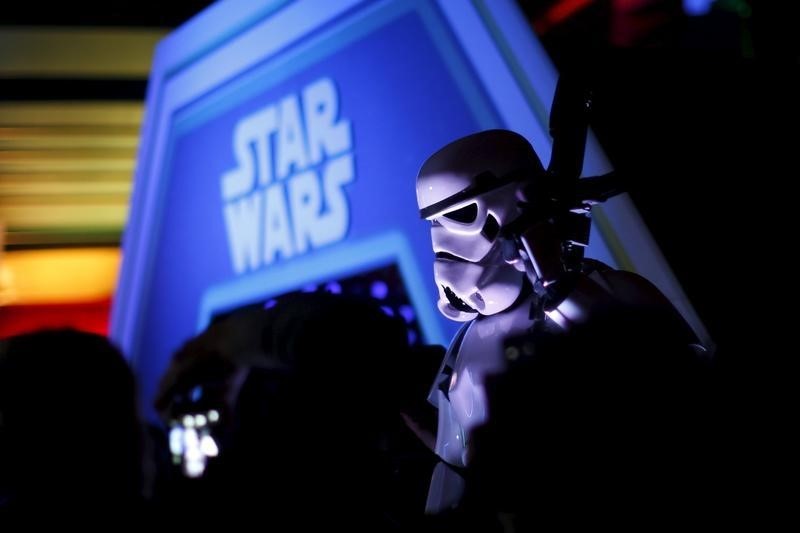 © Reuters. A character in costume takes part of an event held for the release of the film "Star Wars: The Force Awakens" in Disneyland Paris