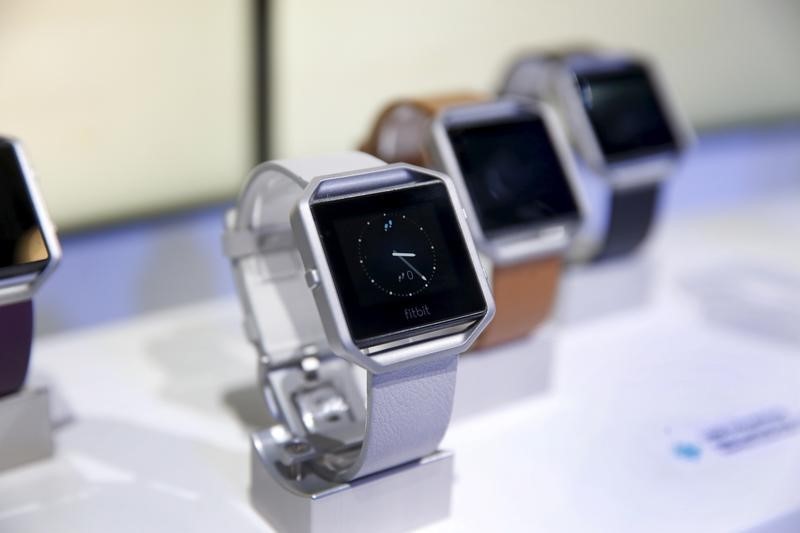 © Reuters. Fitbit Blaze watches are displayed during the 2016 CES trade show in Las Vegas
