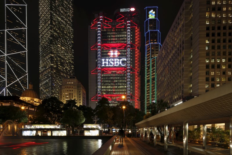 © Reuters. The HSBC headquarters is lit up at the Central Financial District in Hong Kong