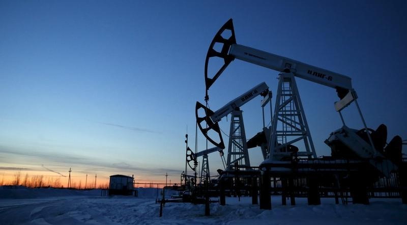 © Reuters. Pump jacks are seen at Lukoil company owned Imilorskoye oil field outside West Siberian city of Kogalym