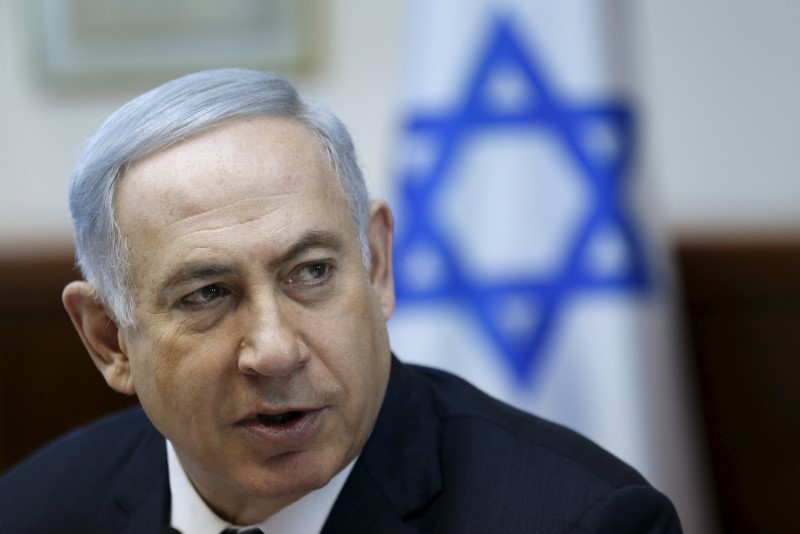 © Reuters. Israeli Prime Minister Netanyahu attends the weekly cabinet meeting in Jerusalem