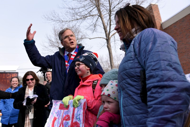 © Reuters. U.S. Republican presidential candidate, Governor Jeb Bush meets the Quigly family of Manchester; Charley, 11, Ellie, 7, Tula, 5 and mom, Chris Quigley while stopping at the Manchester precinct, Webster Elementary School in Manchester