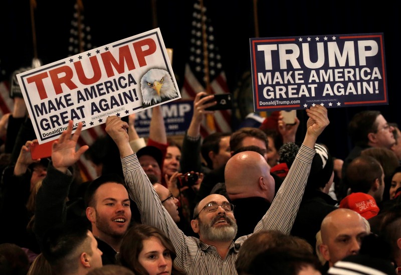 © Reuters. Trump y Sanders ganan las primarias de EEUU en New Hampshire