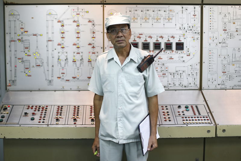 © Reuters. Thongdee Saenghow, a 62-year-old production supervisor, poses for a portrait while working in a rice vermicelli factory outside Bangkok, Thailand