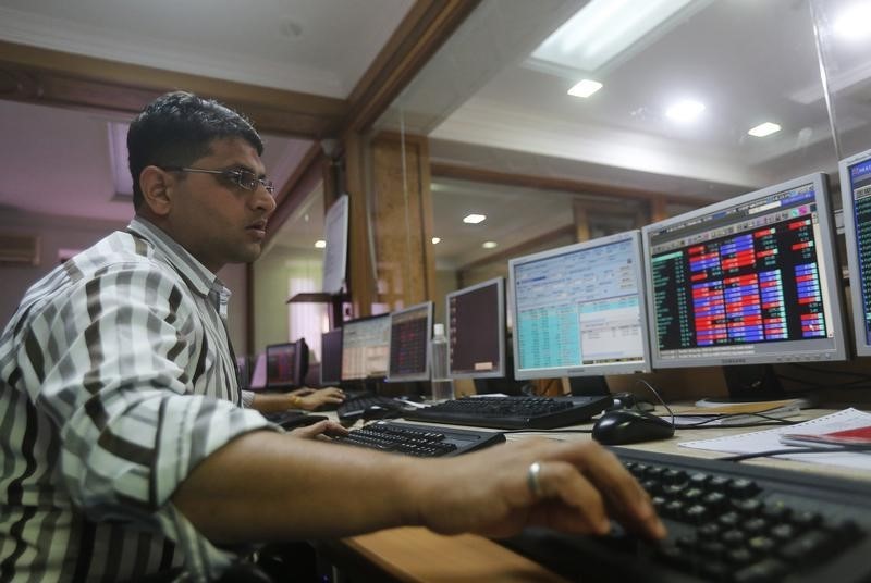 © Reuters. A broker trades on his computer terminal at a stock brokerage firm in Mumbai