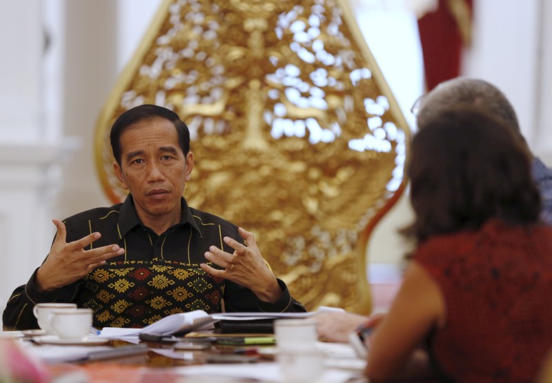 © Reuters. Indonesian President Joko Widodo gestures during an interview with Reuters at the presidential palace in Jakarta, Indonesia