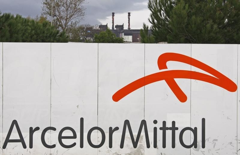 © Reuters. ARCELORMITTAL, DANS LE ROUGE À LA MI-SÉANCE