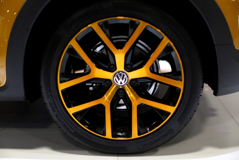 © Reuters. Wheel treatment of 2016 Volkswagen Dune convertible is seen at the Washington Auto Show in Washington