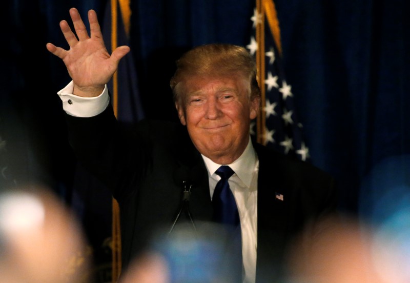 © Reuters. Trump, antes de fazer discurso da vitória em New Hampshire 