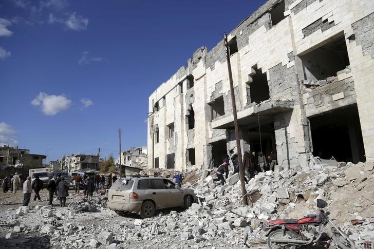 © Reuters. Residents look for survivors in a site hit by what activists said were airstrikes carried out by the Russian air force in the rebel-controlled area of Maaret al-Numan town in Idlib province, Syria