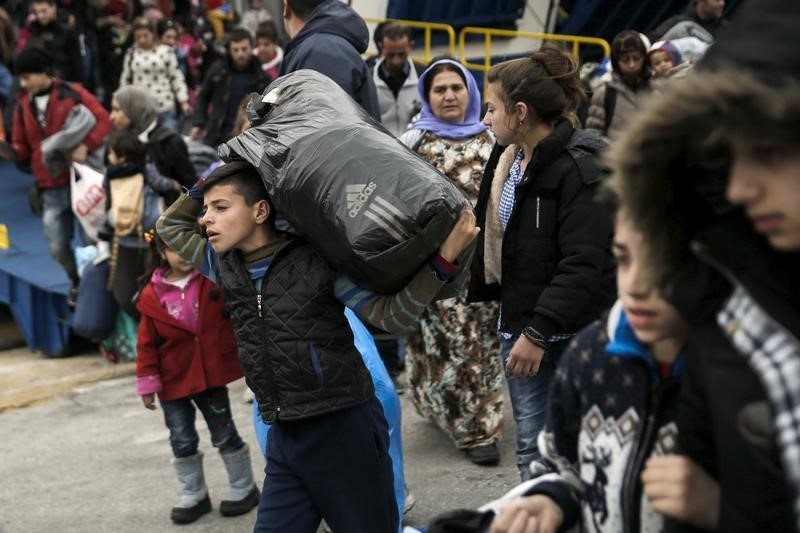 © Reuters. UE acuerda medidas en frontera griega que presagian suspensión de Schengen